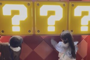 USJのスーパー・ニンテンドー・ワールドでハテナブロックを叩くAKASHIとRIRI