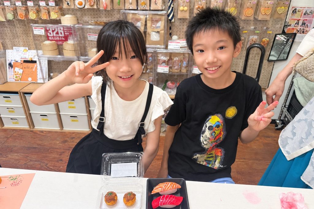大阪旅行の前日に笑顔で過ごす子どもたち