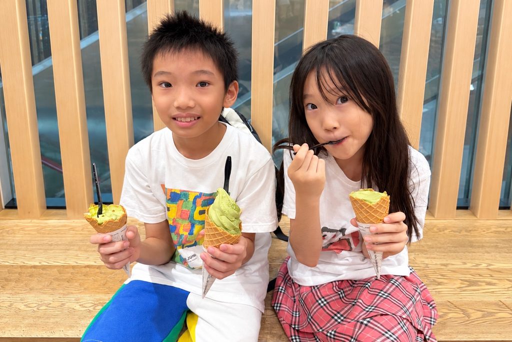 抹茶のソフトクリームを楽しむ子どもたち